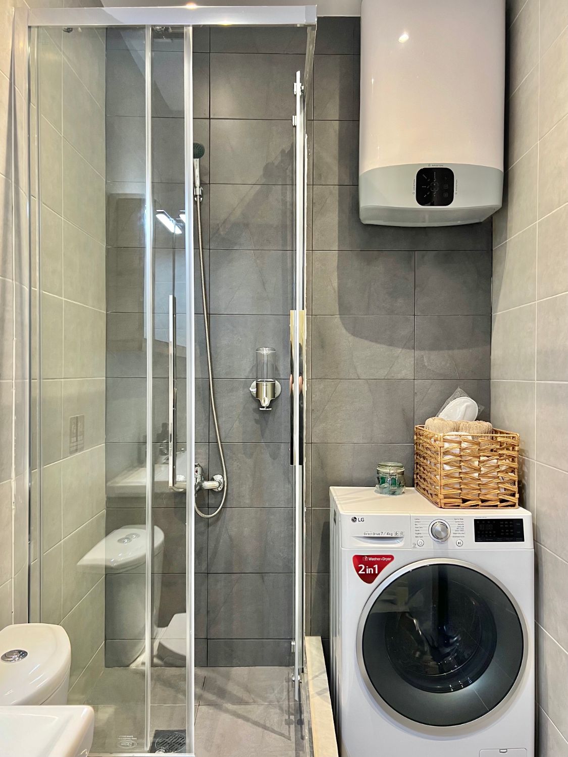 WC with Shower and Washing Machine/Dryer