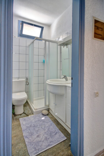 Bathroom with Shower and WC