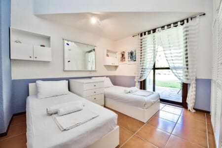 Bedroom with twins beds