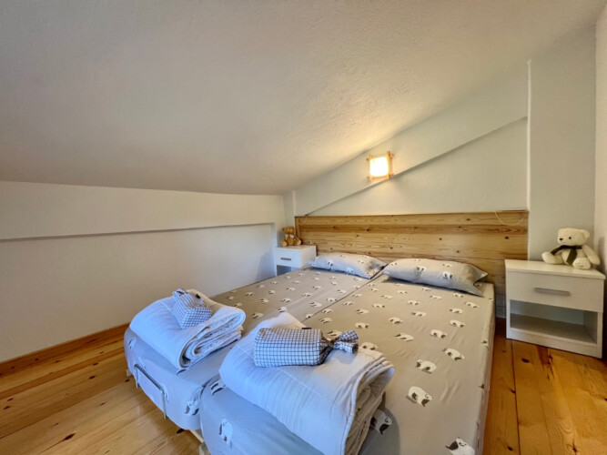 Bedroom with twins beds