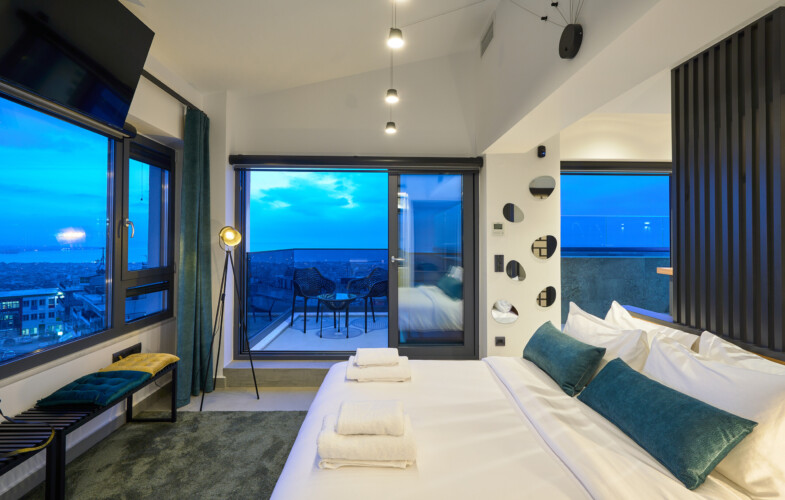 Bedroom with balcony and sea view