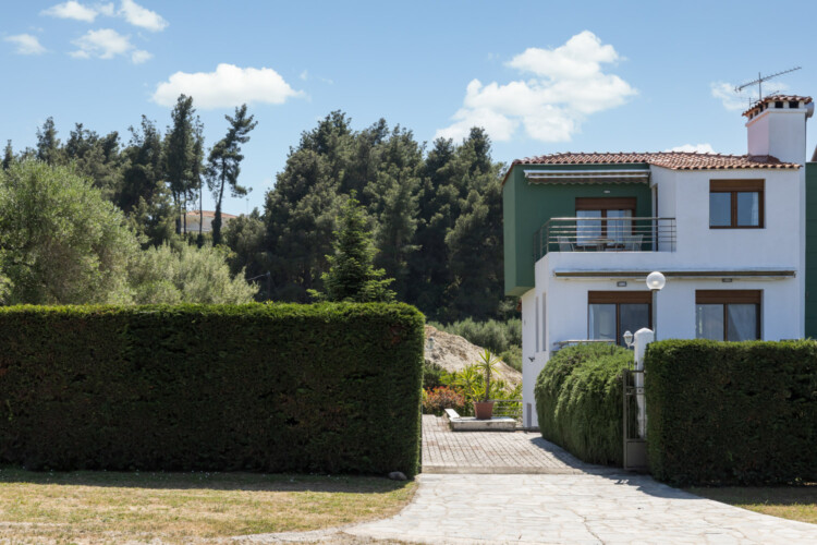 Frida & Rosa villas in Kripogi offering modern two-level holiday homes with private gardens and comfortable living spaces for a relaxing getaway in Halkidiki.