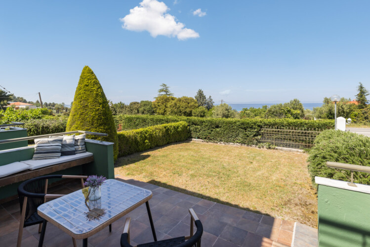 Frida & Rosa villas in Kripogi offering modern two-level holiday homes with private gardens and comfortable living spaces for a relaxing getaway in Halkidiki.