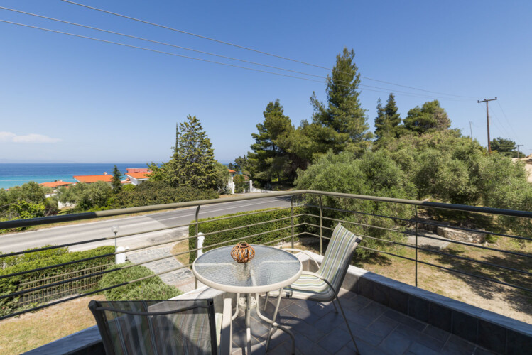 Frida & Rosa villas in Kripogi offering modern two-level holiday homes with private gardens and comfortable living spaces for a relaxing getaway in Halkidiki.