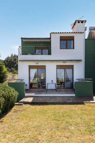 Frida & Rosa villas in Kripogi offering modern two-level holiday homes with private gardens and comfortable living spaces for a relaxing getaway in Halkidiki.