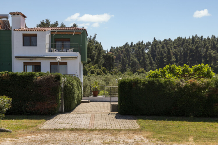 Frida & Rosa villas in Kripogi offering modern two-level holiday homes with private gardens and comfortable living spaces for a relaxing getaway in Halkidiki.