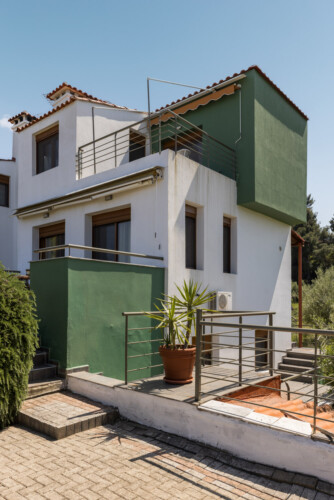 Frida & Rosa villas in Kripogi offering modern two-level holiday homes with private gardens and comfortable living spaces for a relaxing getaway in Halkidiki.