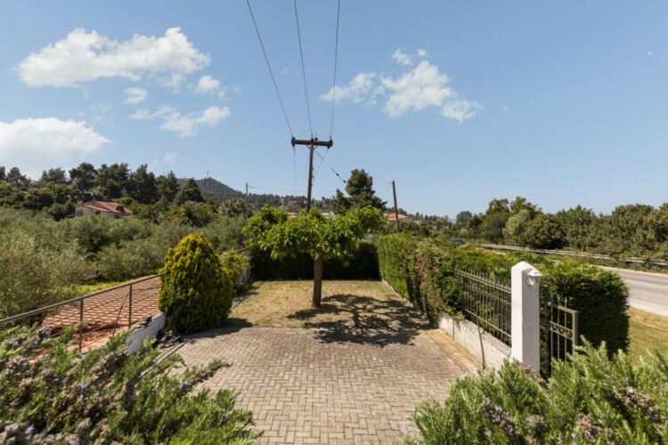 Frida & Rosa villas in Kripogi offering modern two-level holiday homes with private gardens and comfortable living spaces for a relaxing getaway in Halkidiki.