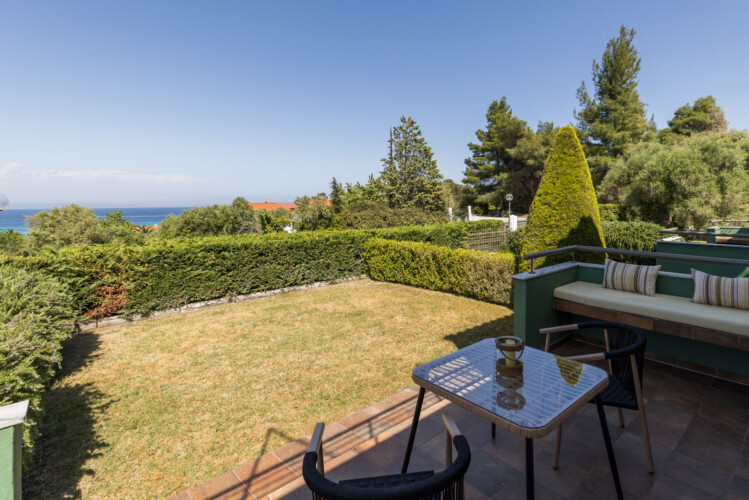 Frida & Rosa villas in Kripogi offering modern two-level holiday homes with private gardens and comfortable living spaces for a relaxing getaway in Halkidiki.