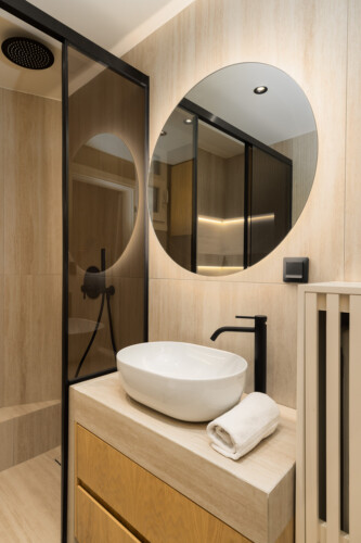 Ivory premium two-bedroom apartment on Leoforos Nikis in Thessaloniki with elegant design, sea views, and modern amenities for a luxurious stay.