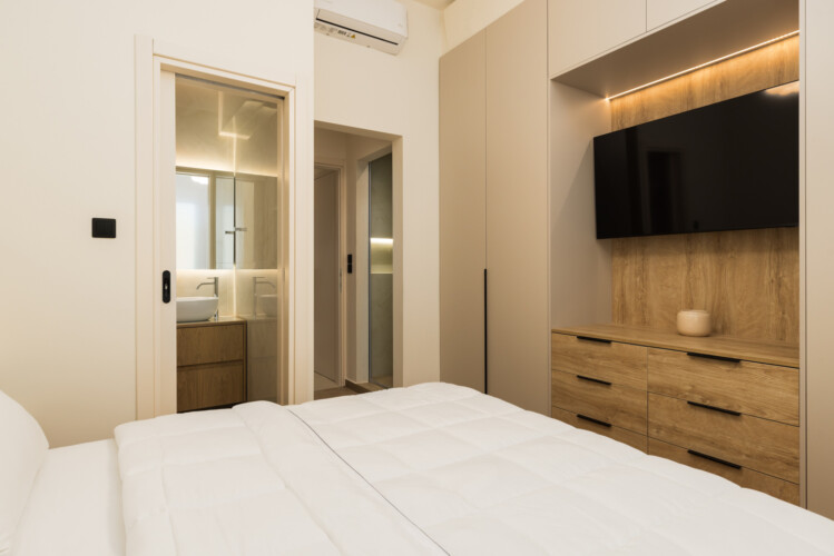 Ivory premium two-bedroom apartment on Leoforos Nikis in Thessaloniki with elegant design, sea views, and modern amenities for a luxurious stay.