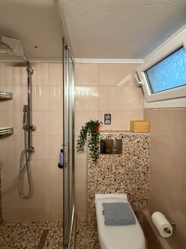 Modern one-bedroom apartment in the center of Thessaloniki with stylish living space, comfortable bed, and capacity for up to four guests.