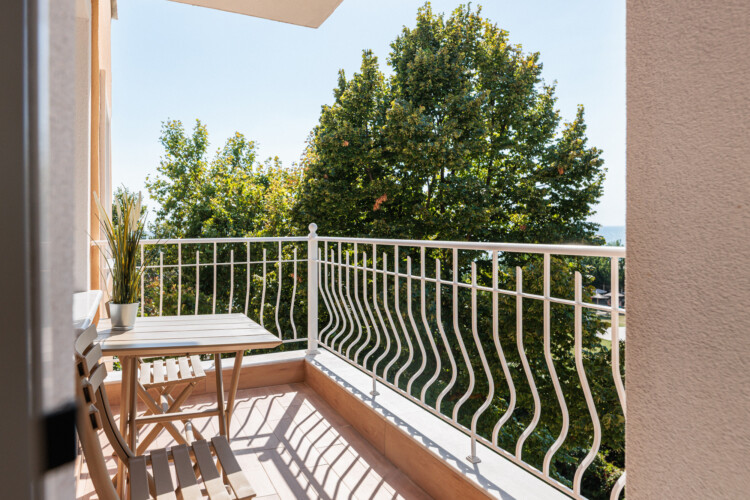 "KYMA STAY beachfront apartments in Palioura Epanomi, offering one-bedroom and two-bedroom options next to Kyma Beach Bar for a relaxing seaside getaway in Greece.