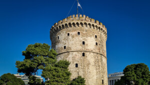 Halu! Discover the iconic White Tower of Thessaloniki under a clear blue sky. This historic landmark is a symbol of the rich cultural heritage in Greece.