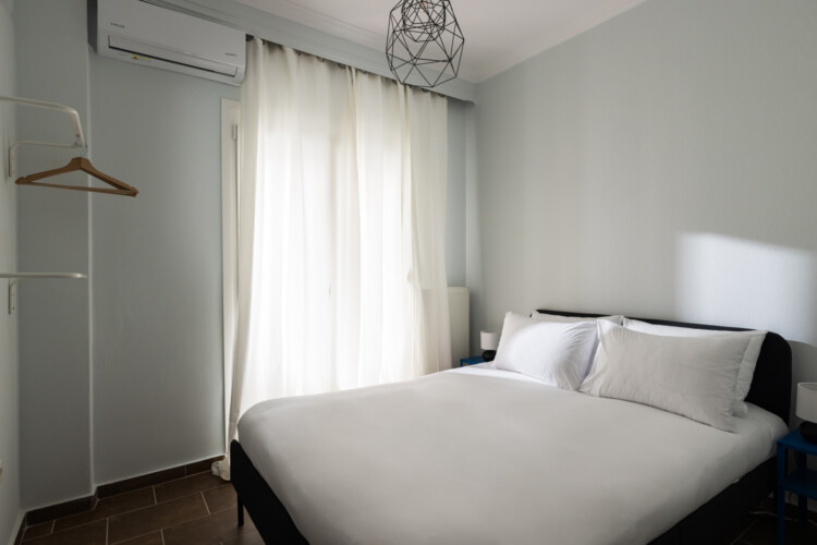 Halu! Cozy and modern bedroom design in Indiana by halu! featuring minimalist decor soft lighting and a comfortable bed for a relaxing and serene atmosphere.