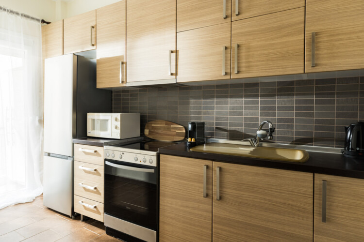 Halu! Modern kitchen design by Halu featuring wooden cabinets and appliances showcasing contemporary style. Discover Indiana by Halu for elegant home inspiration.