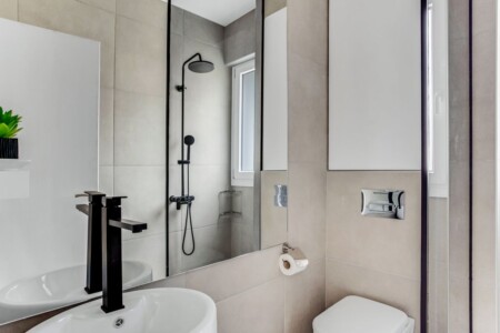 Halu! Modern bathroom design in Verde Premium Apartments featuring sleek fixtures and contemporary style promising luxury and comfort for residents seeking elegance.