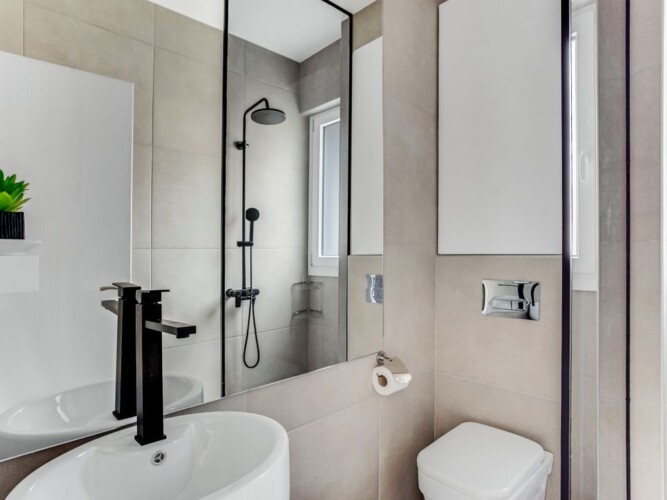 Halu! Modern bathroom design in Verde Premium Apartments featuring sleek fixtures and contemporary style promising luxury and comfort for residents seeking elegance.