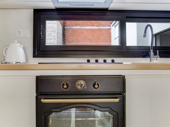 halu! Modern kitchen design in Verde premium apartments featuring a sleek stove and elegant cabinetry. Discover comfort and style in Verde premium apartments today.