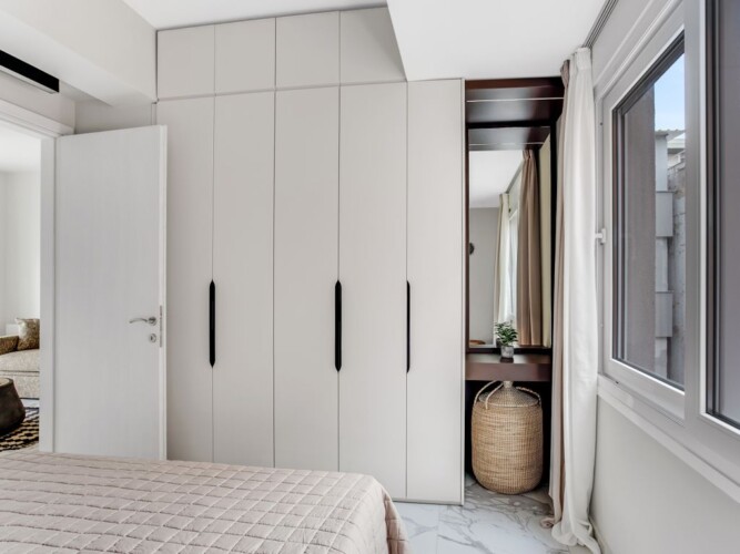 Halu! Discover modern interiors at Verde premium apartments featuring elegant bedroom design with ample storage space and natural light in a luxurious setting.