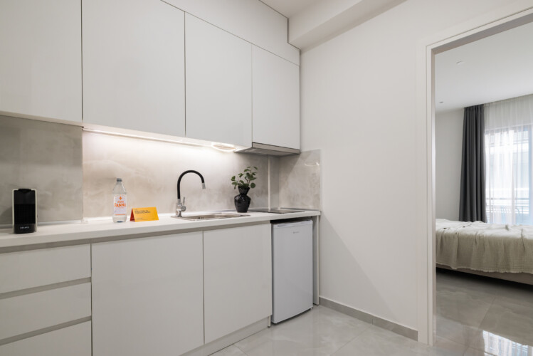 Halu! Explore CITIZEN Thessaloniki Serviced Apartments with modern 2-bedroom units next to Nea Paralia, featuring a cozy kitchen and a balcony for relaxing views.