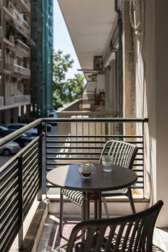 Halu! Enjoy a relaxing moment on the balcony of CITIZEN Thessaloniki Serviced Apartments 2-bedroom located next to Nea Paralia offering a perfect view of the city.