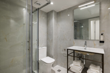 Halu! Discover CITIZEN Thessaloniki Serviced Apartments with this modern 2-bedroom unit featuring a sleek bathroom next to Nea Paralia and a private balcony for relaxation.