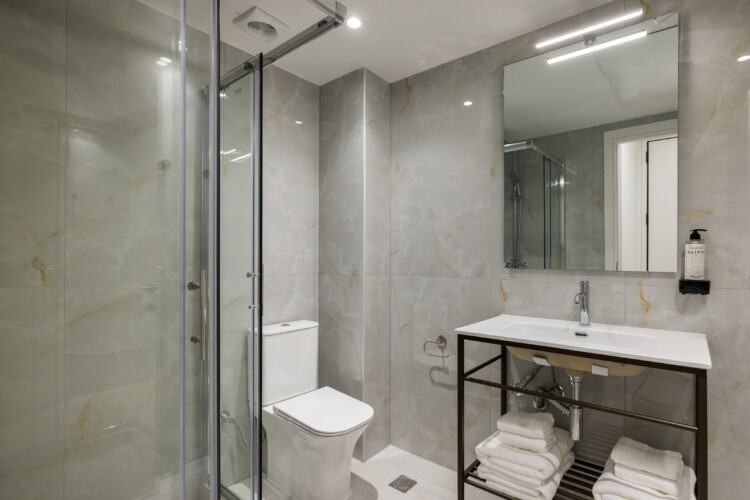 Halu! Discover CITIZEN Thessaloniki Serviced Apartments with this modern 2-bedroom unit featuring a sleek bathroom next to Nea Paralia and a private balcony for relaxation.