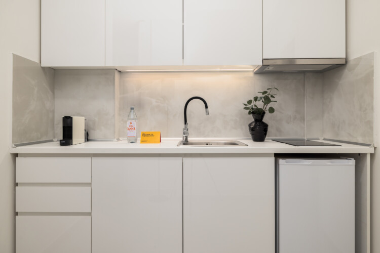 Halu! Discover the modern kitchen of CITIZEN Thessaloniki Serviced Apartments. Enjoy a 2-bedroom stay next to Nea Paralia with a balcony for relaxation.