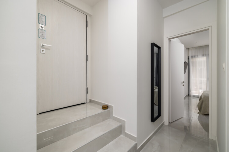 Halu! Discover CITIZEN Thessaloniki Serviced Apartments with a 2-bedroom layout next to Nea Paralia featuring a modern interior and balcony for a perfect stay.