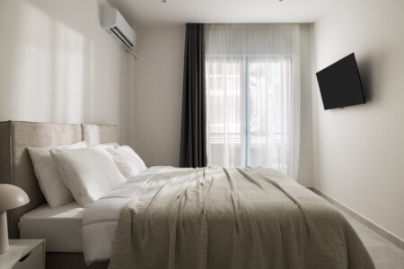 Halu! Explore CITIZEN Thessaloniki Serviced Apartments featuring a spacious 2-bedroom layout. Enjoy a balcony view next to Nea Paralia for your ultimate comfort.