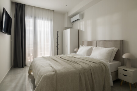 Halu! Experience CITIZEN Thessaloniki Serviced Apartments in this elegant 2-bedroom space with a balcony view next to Nea Paralia Offering modern comfort and style