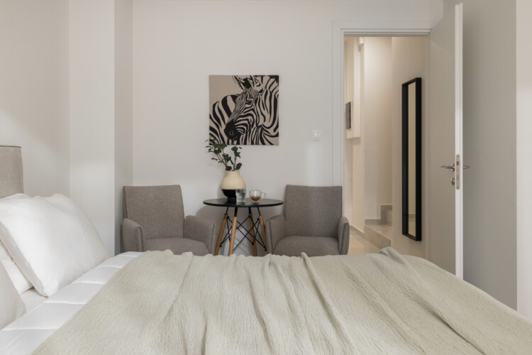 Halu! Discover luxurious CITIZEN Thessaloniki Serviced Apartments with stylish 2-bedroom accommodation next to Nea Paralia featuring a cozy balcony and modern decor.