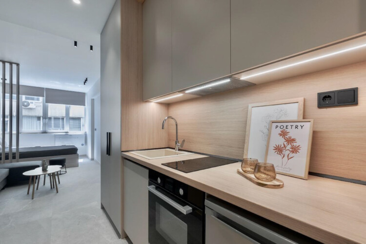 Halu! Experience the modern style of Odyssey - Premium SKG suites in Ladadika. Discover luxury living in the center with elegant design and amenities for your comfort.