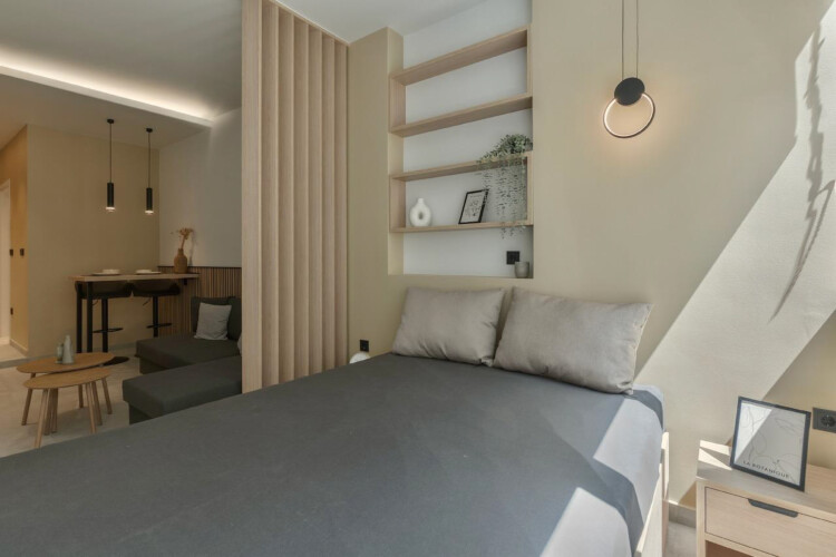 Halu! Discover luxury and comfort at Odyssey - Premium SKG suites located in Ladadika Center. Enjoy modern design and a cozy atmosphere for a perfect stay.