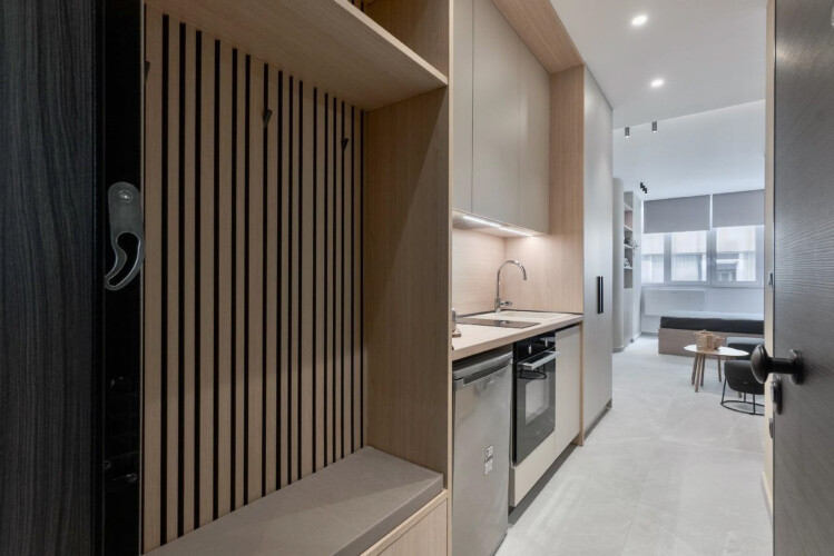 Halu! Discover the elegance of Odyssey - Premium SKG suites located in the heart of Ladadika Center. This modern kitchen area offers comfort and convenience for guests.