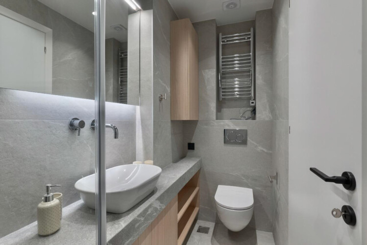 Halu! Experience luxury at Odyssey - Premium SKG suites in Ladadika Center. Modern bathroom features sleek design enhancing your stay at this upscale destination.