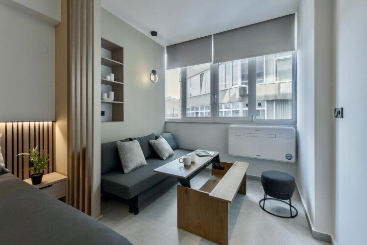 Halu! Experience comfort at Odyssey - Premium SKG suites in Ladadika Center. Cozy living area with modern furnishings offers a relaxing atmosphere in Thessaloniki.